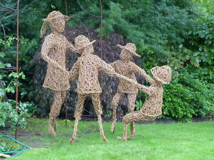 Willow Sculpture of children playing.